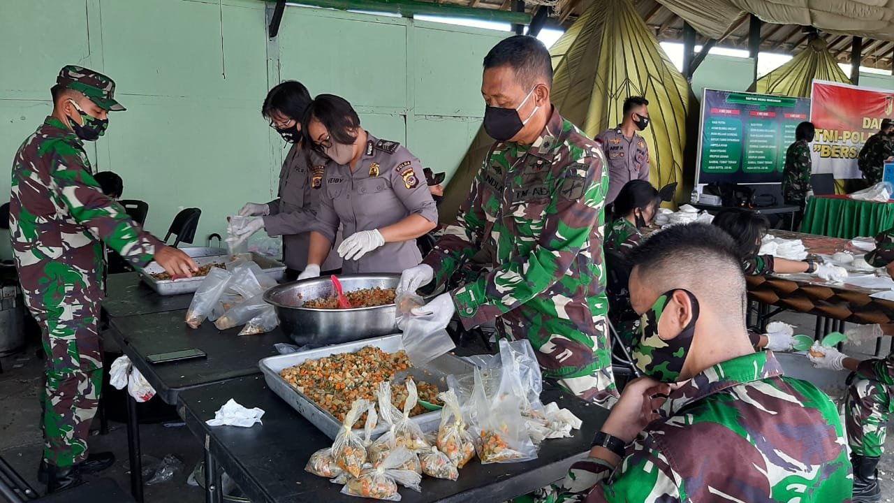 Selama Tiga Hari TNI Polri Buka Dapur Umur Sediakan 6 000 Paket