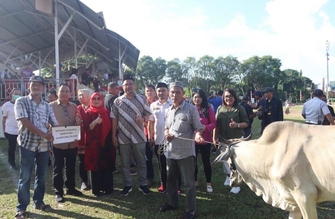 Pemerintah Kota Manado Serahkan Hewan Qurban Dalam Rangka Hari Raya