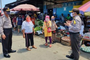 TNI-Polri Imbau Warga di Pasar Bersehati dan TPI Tumumpa Cegah Penyebaran Covid-19