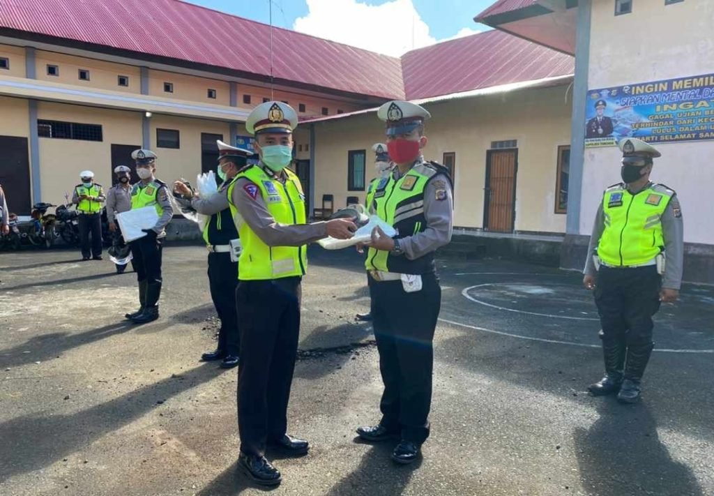 Peduli Keselamatan Personel di Lapangan, Kasat Lantas Polres Tomohon Lengkapi Anggotanya Dengan APD