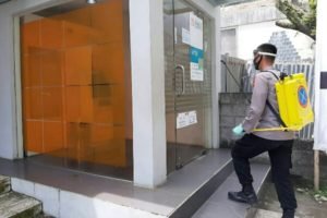 Bilik ATM dan Pangkalan Ojek di Kota Manado Disemprot Disinfektan oleh Subsatgas KBR Polda Sulut