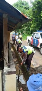 Personel Ditlantas Polda Sulut Bantu Bersihkan Selokan Sisa Banjir dan Tanah Longsor di Manado