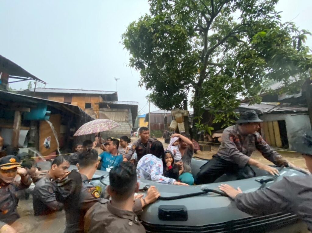 Tim SAR Ditsamapta Polda Sulut Evakuasi Korban Banjir dan Tanah Longsor di Manado