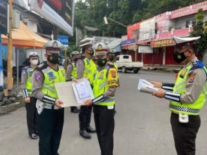 Iptu Hadi Siswanto Berikan Penghargaan Kepada Tiga Personel Satlantas Polres Minsel