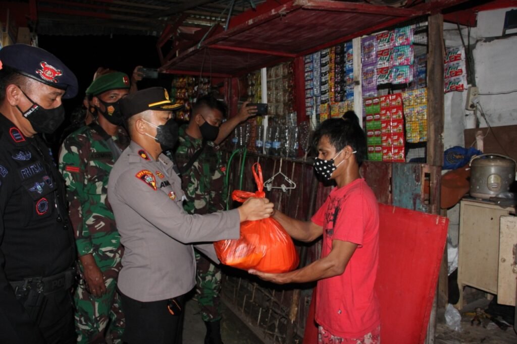 Polda Sulut dan Jajaran Bersama TNI Gelar Patroli Skala Besar Serta Bagikan Bansos ke Warga