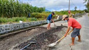 Terapkan Sistem PKT, Pemdes Sendangan Kerjakan Betonisasi Bahu Jalan