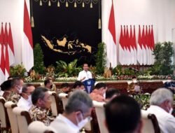 Presiden Jokowi Ingatkan Menteri Hati – Hati Dalam Mengambil Kebijakan