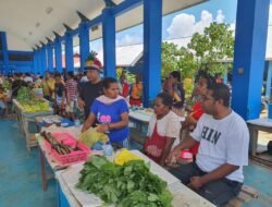 Sambil Belanja, Bupati Herry Ario Naap Dengar Masukan Dari Mama – Mama Penjual