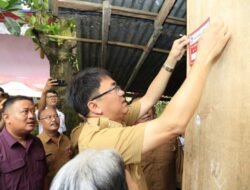 Wali Kota Manado Andrei Angouw, Secara Simbolis Menempelkan Stiker Dirumah Keluarga Penerima PKH