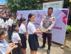 Polres Mitra Bagikan Ratusan Buku Tulis ke SDN Inpres Mundung