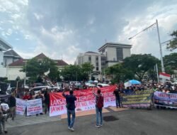 Pengemudi Ojek Online Semarang Tuntut Penetapan Penyesuaian Tarif, Polrestabes Semarang Amankan Aksi Demo