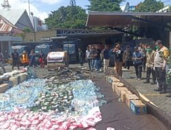 Polresta Manado Gelar Kegiatan Pemusnahan Barang Bukti Ribuan Liter Minuman Keras dan Kosmetik 