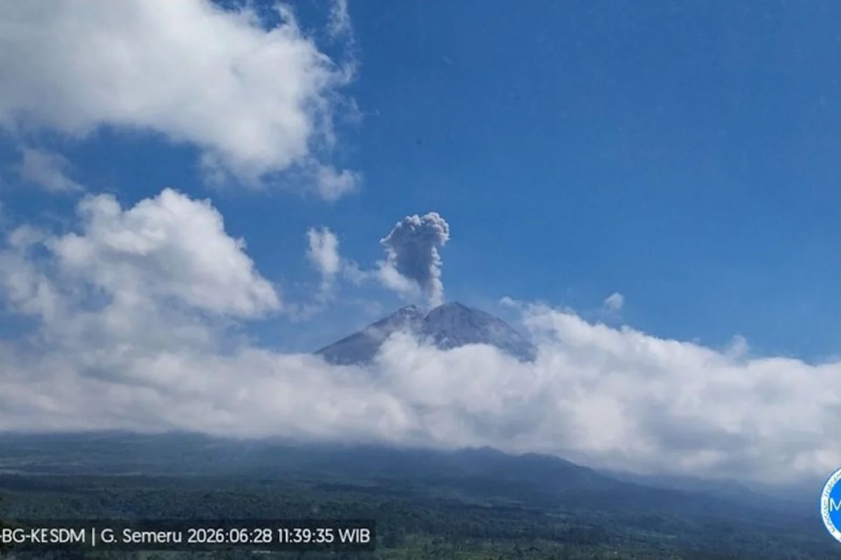 Gunung Semeru Kembali Erupsi, Luncurkan Kolom Abu Setinggi 1.000 Meter di Atas Puncak