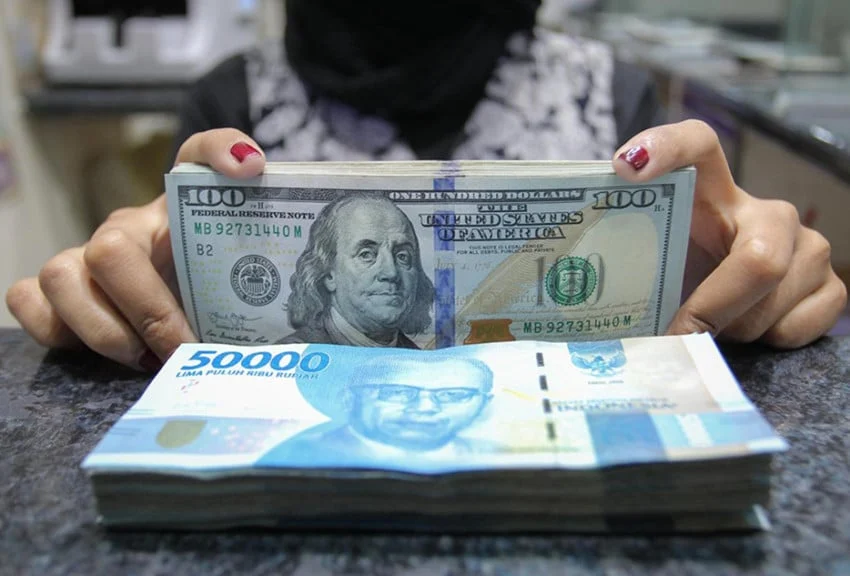 Rupiah Tergerus Menjelang Akhir Pekan, Tembus Rp17.762 per Dolar AS Akibat Sentimen Global