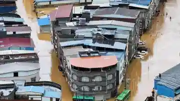 FOTO: Badai dan Banjir Parah Terjang China, Belasan Orang Tewas