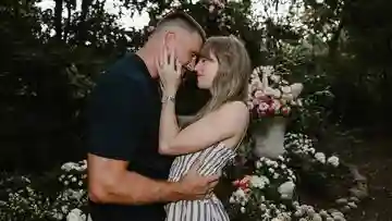 Adam Sandler Ungkap Pesan Khusus untuk Taylor Swift dan Travis Kelce Usai Jadi Penghulu