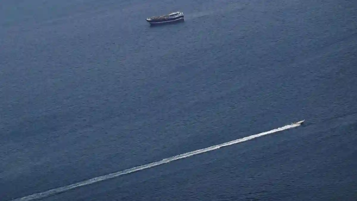 Selat Hormuz Kembali Memanas: Kapal Tanker LNG Terbakar Akibat Serangan Rudal Misterius
