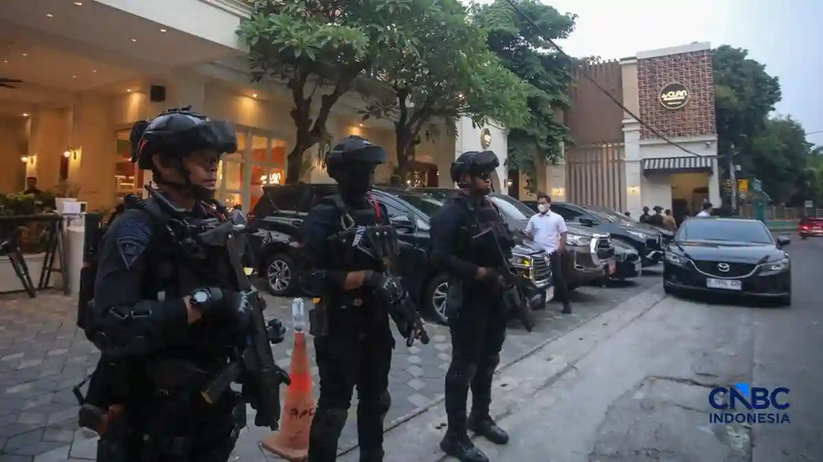 Brimob Siaga Penuh: Penggeledahan Kafe Cipete Ungkap Brankas Misterius Terkait Kasus Korupsi