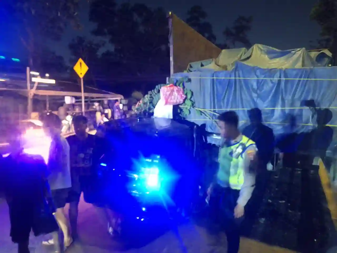 Minibus Sigra Hantam Truk Mogok di Bypass Alang-Alang Lebar, Sopir Terluka