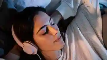 Mengapa Sebagian Orang Butuh "Lagu Pengantar Tidur"? Kenali Tanda Anda Salah Satunya