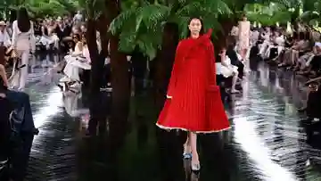 Jonathan Anderson Tawarkan Visi Futuristik Dior: Harmoni Seni Pahat dan Struktur Haute Couture