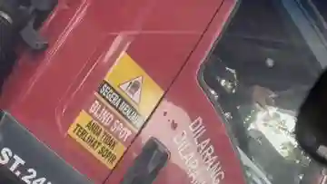 Aksi Berbahaya Sopir Truk Pertamina Merokok Saat Mengisi BBM Terungkap, Berakhir PHK!