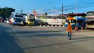 Antrean Solar Subsidi Makan Korban: Bus Molor, Penumpang Resah, Organda Mendesak Solusi