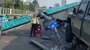 Sopir Diduga Lalai, Mobil Dinas TNI Tergelincir di Tol Slipi, Dua Luka