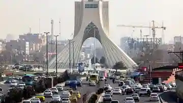 Serangan AS Lumpuhkan Rute Kereta Teheran-Mashhad, Perjalanan ke Makam Khamenei Terhambat
