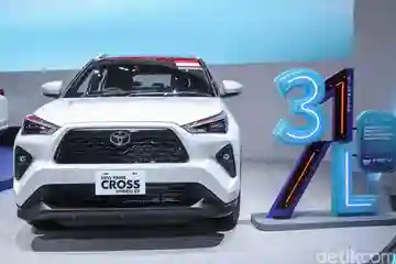 Bikin Dompet Tebal: Toyota Tawarkan Mobil Hybrid Canggih, Konsumsi BBM 31,2 Km/L!