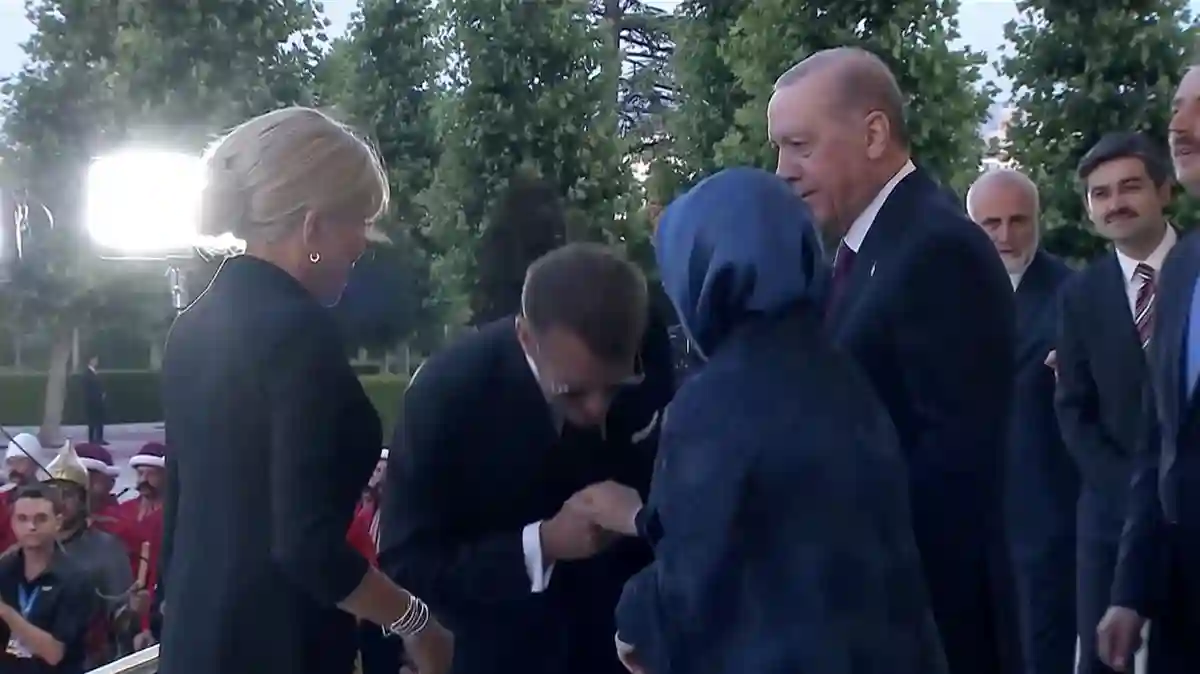 Momen Canggung di Panggung NATO: Macron dan 'Sentuhan' yang Terlewat Bersama Ibu Negara Turki
