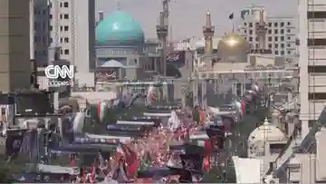Massa Membeludak di Mashhad: Iran Berduka Sambut Pemakaman Khamenei