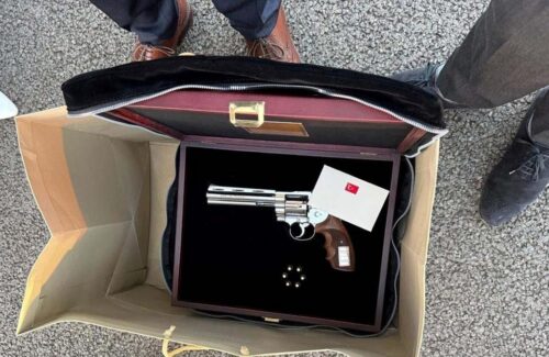 Bukan Sekadar Cinderamata, Erdogan Beri Bos NATO Senjata Revolver Magnum Buatan Turki