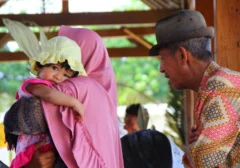 Demi Cucu Tercinta, Kakek Jemaah Haji Ini Rela 'Jadi Gantungan' Oleh-Oleh di Bandara Jeddah