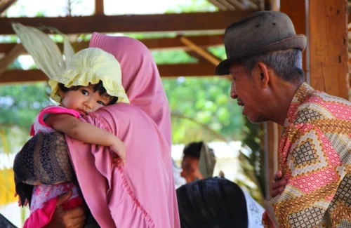Demi Cucu Tercinta, Kakek Jemaah Haji Ini Rela 'Jadi Gantungan' Oleh-Oleh di Bandara Jeddah