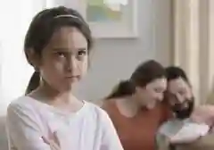 Waspada! 5 Sinyal Si Kecil Cemburu Kakak pada Bayi Baru, Ini Solusinya