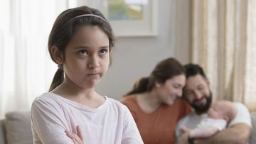 Waspada! 5 Sinyal Si Kecil Cemburu Kakak pada Bayi Baru, Ini Solusinya