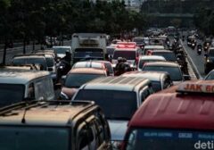 Momen Krusial: Pengendara Tak Perlu Khawatir Tilang Saat Beri Jalan Ambulans di Lampu Merah