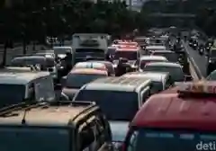 Momen Krusial: Pengendara Tak Perlu Khawatir Tilang Saat Beri Jalan Ambulans di Lampu Merah