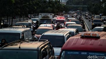 Momen Krusial: Pengendara Tak Perlu Khawatir Tilang Saat Beri Jalan Ambulans di Lampu Merah