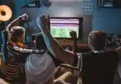 Was-was Nonton Bola di Rumah? Ini Risiko Mengejutkan bagi Jantung Anda
