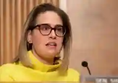 Keputusan Mengejutkan Senator Kyrsten Sinema: Peta Politik Senat AS 2024 Makin Kompleks Bagi Demokrat
