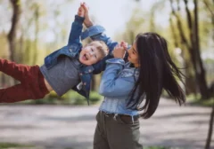 Dinding Tak Terlihat: 8 Kebiasaan Orang Tua yang Merenggangkan Hubungan dengan Anak Dewasa, Kata Psikolog