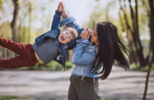 Dinding Tak Terlihat: 8 Kebiasaan Orang Tua yang Merenggangkan Hubungan dengan Anak Dewasa, Kata Psikolog