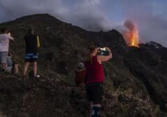 Stromboli, Sang 'Mercusuar Mediterania' yang Tak Pernah Tertidur: Keajaiban Vulkanik Italia yang Memukau