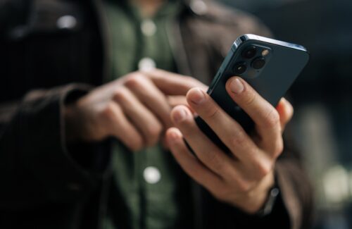 Solusi Tak Terduga Atasi Bug Kecerahan Layar iPhone yang Mengesalkan