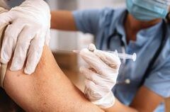 Studi Terbaru: Suntik Vaksin COVID-19 dan Flu Bersamaan Aman, Tak Tingkatkan Risiko Efek Samping