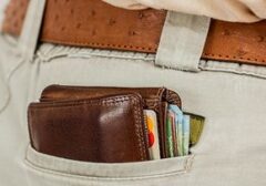 Kebiasaan Simpan Dompet di Saku Belakang Celana Ternyata Berbahaya, Ini Alasannya