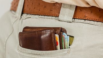 Kebiasaan Simpan Dompet di Saku Belakang Celana Ternyata Berbahaya, Ini Alasannya