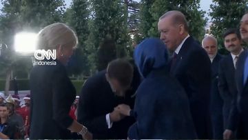 Momen Tak Terduga di KTT NATO: Ibu Negara Turki Tolak Cium Tangan Emmanuel Macron